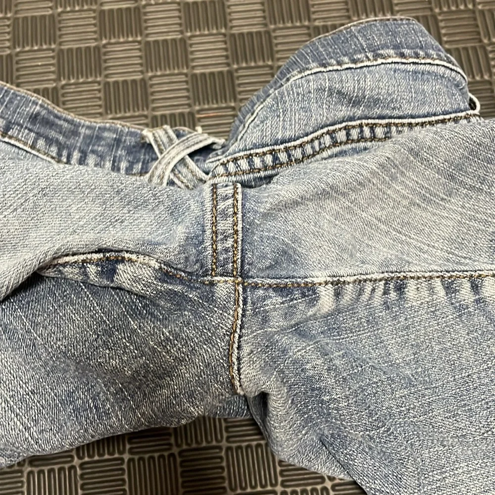 DKNY light wash denim blue jeans shorts size 8 p with cuffed bottoms